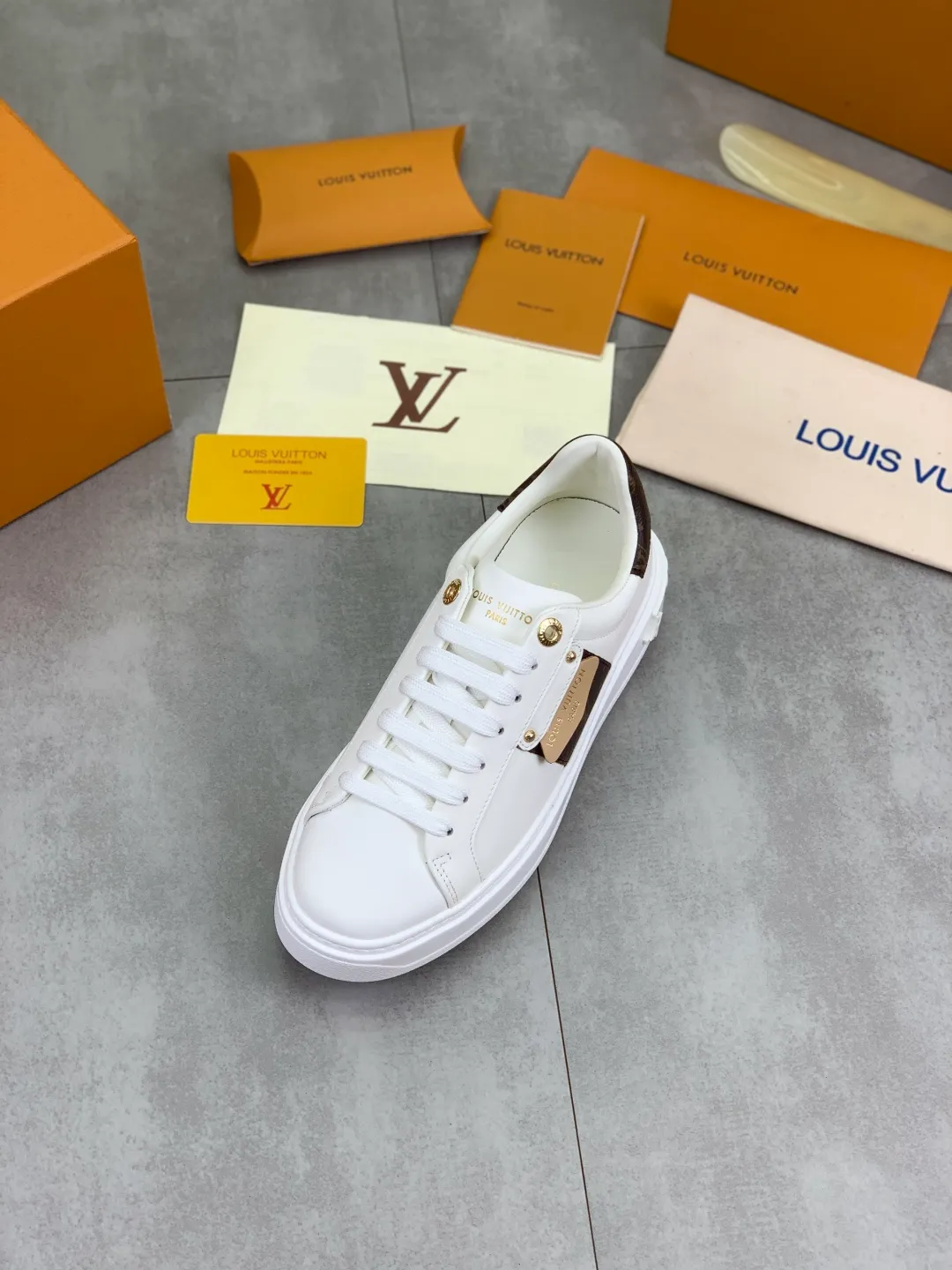 Men's men's shoes 💰P700 new style 💶 top version [LOUIS VUITTON] couple 🧑‍🤝‍🧑 craft style counter series (original order) new style 🍀LV Louis Vuitton - top version LV classic high-top trendy shoes! Made of imported original craft calfskin, original breathable lining, and original wear-resistant, lightweight, high-end TPU outsole! High quality products! 3️⃣ colors are available, size: female 35-39, male 39-44 (female 40, male 45 customized)